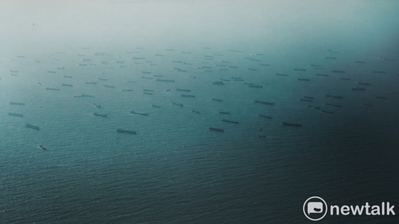 數百艘中國海砂船日前於馬祖南竿外海集結抽砂，場面駭人。   圖：張良一/攝（資料照片）