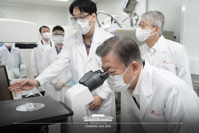 韓國目前醫療壓力吃緊，總統文在寅（前）前往疫苗研發相關單位打氣。   圖：翻攝自青瓦台臉書