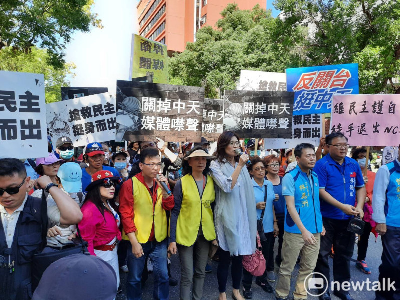 日前，多名藍委帶領民眾赴NCC抗議。   圖 : 陳佩君/攝