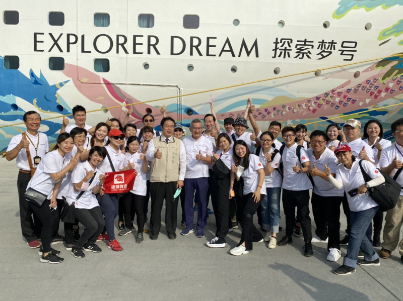黃偉哲市長親迎首批到訪的郵輪旅客。   圖：台南市觀旅局／提供
