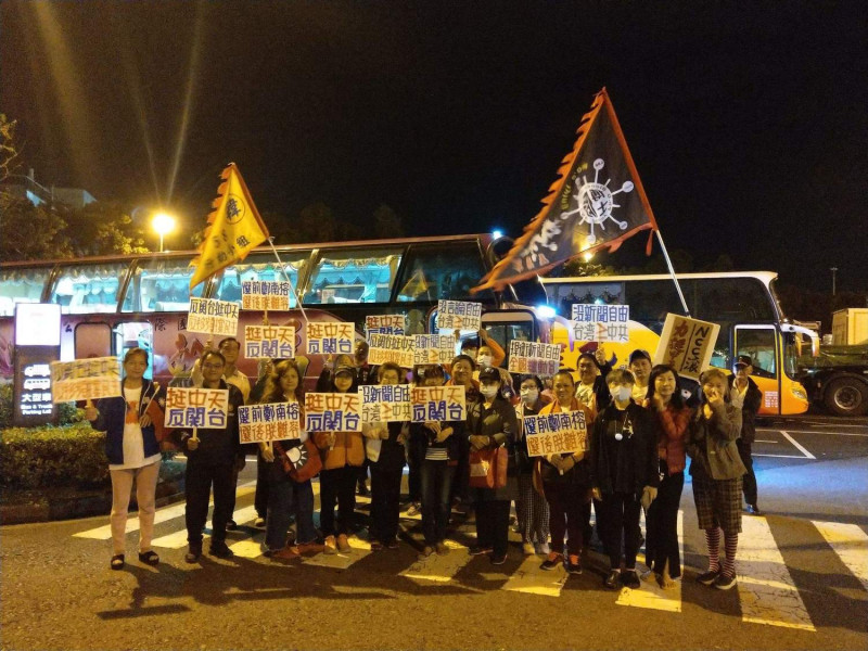 嘉義鄉親到台北捍衛新聞自由，並聲援中天電視台。   圖：魏志軒/提供