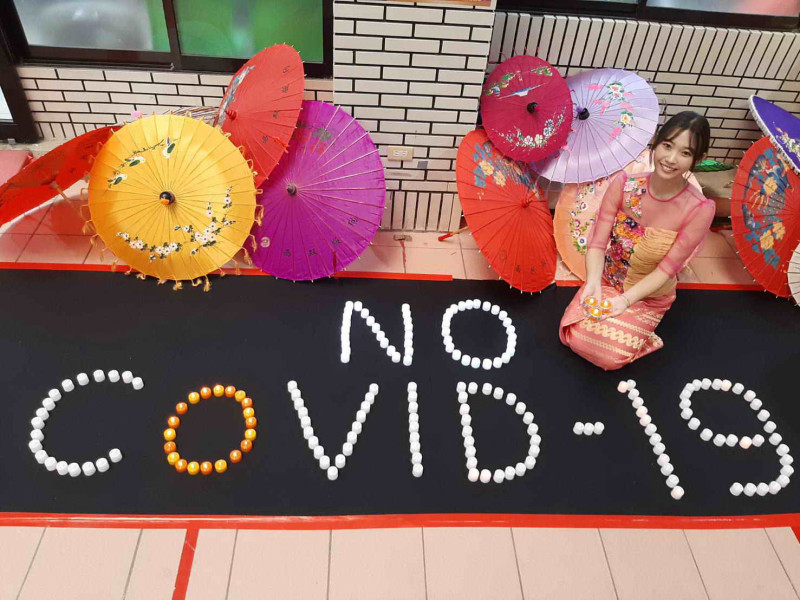 「2020緬甸光明點燈節」記者會，現場用小燭光排出了「No COVID-19」字樣，表達全民同心協力對抗疫情的決心。   圖：中和區公所／提供