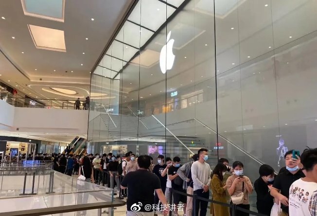 蘋果開賣新機，在中國各地引發搶購潮。   圖：翻攝自微博