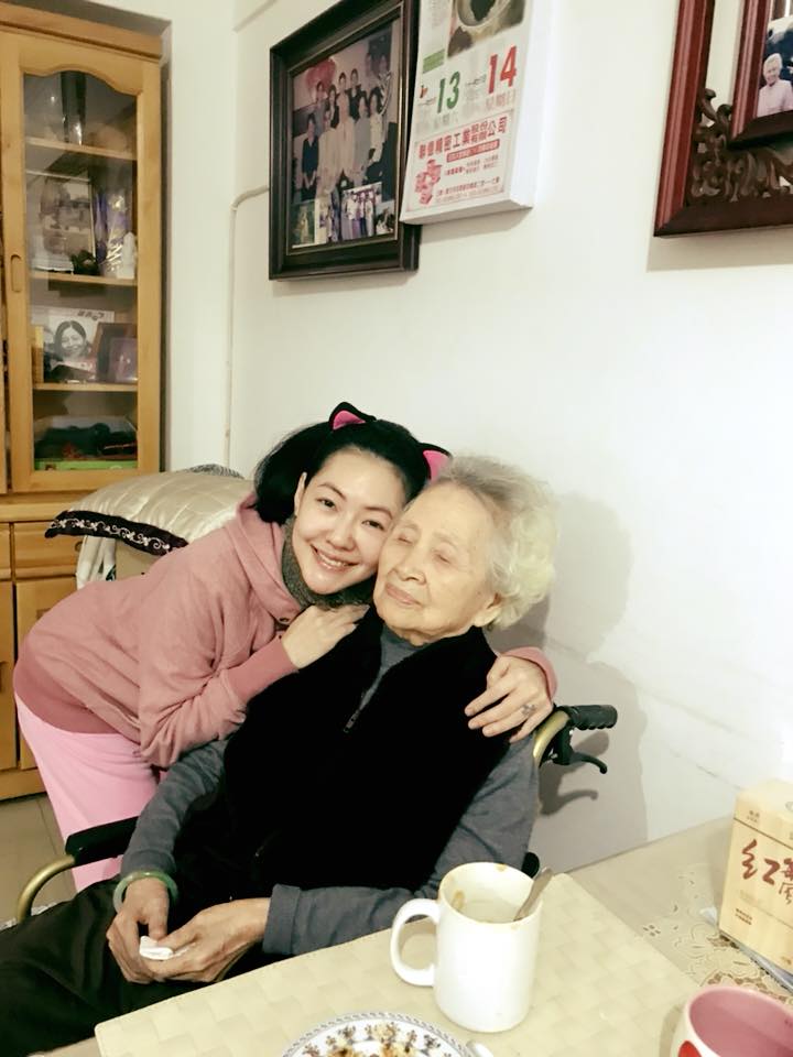 小S(左)常在社群分享她與家人的生活點滴，也曾分享過她與奶奶的合照。   圖：翻攝臉書粉絲專頁