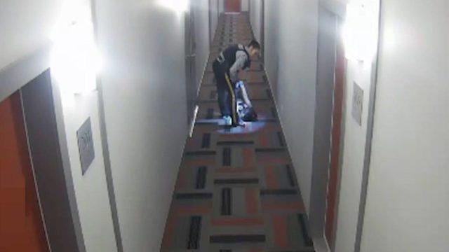 王莫娜被員警從走廊拖行到大廳。   圖 : 翻攝自環球網