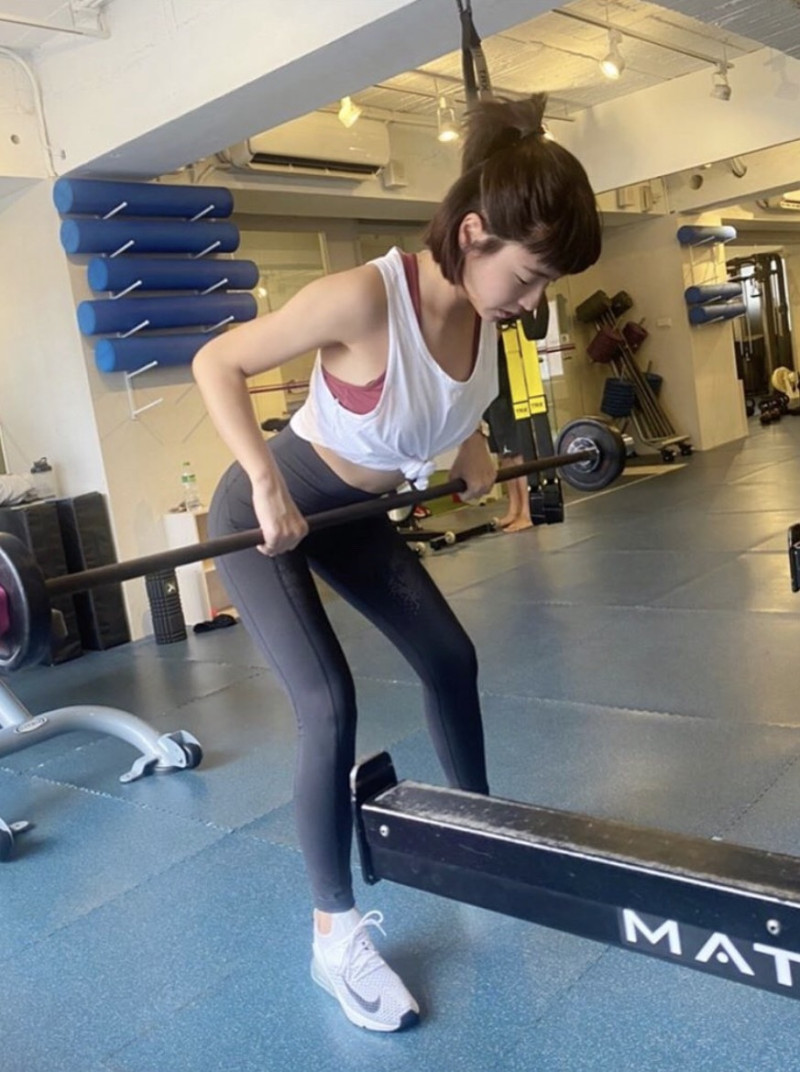 昨天峮峮曬出在健身房的照片，引來許多粉絲及好友關心她怎麼瘦一圈。   圖：翻攝Instagram