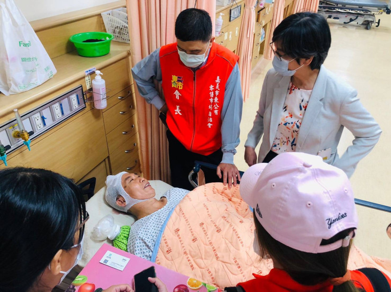 蔡壁如到聖馬爾定醫院探視東市場磚牆崩塌事件的受傷民眾。   圖：台灣民眾黨嘉義服務處/提供
