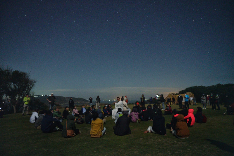 星空之下，藝術家吳貞儀、吳政君在大坵大草坪下聲音演出，觀眾或坐或躺，沈浸在星光與藝文之美，是一生中一定要體驗一次的暗空之美。   圖：張良一/攝