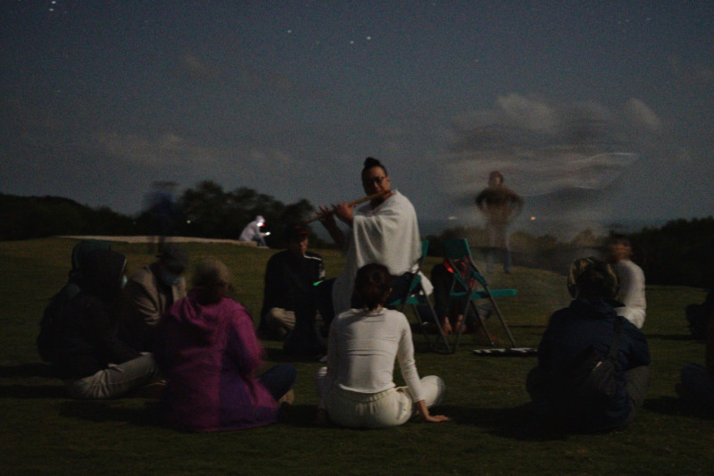 藝術家吳政君在星空之下的大坵大草坪進行聲音演出。   圖：張良一/攝