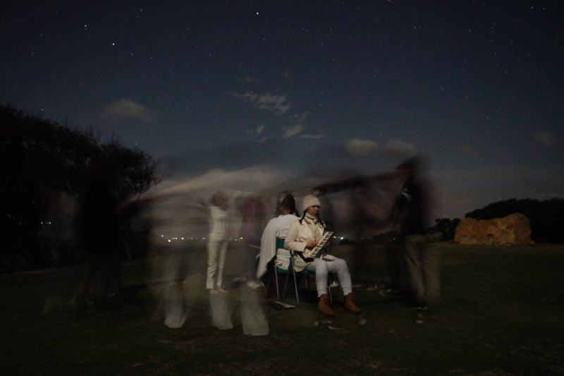 星空之下，藝術家吳貞儀、吳政君在大坵大草坪下聲音演出的同時，兩位舞者也與觀眾進行互動式演出。   圖：張良一/攝