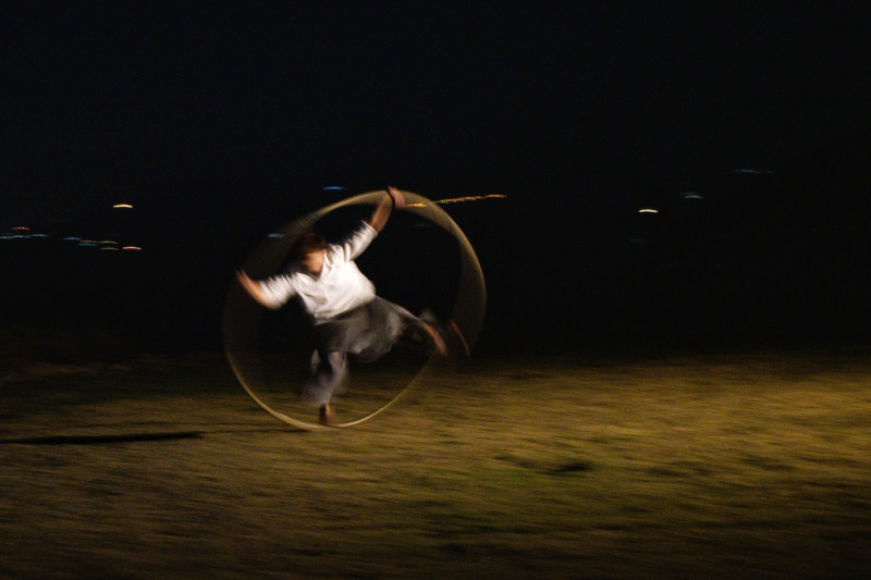 藝術家楊世豪以大環在大坵草坪上演出。   圖：張良一/攝