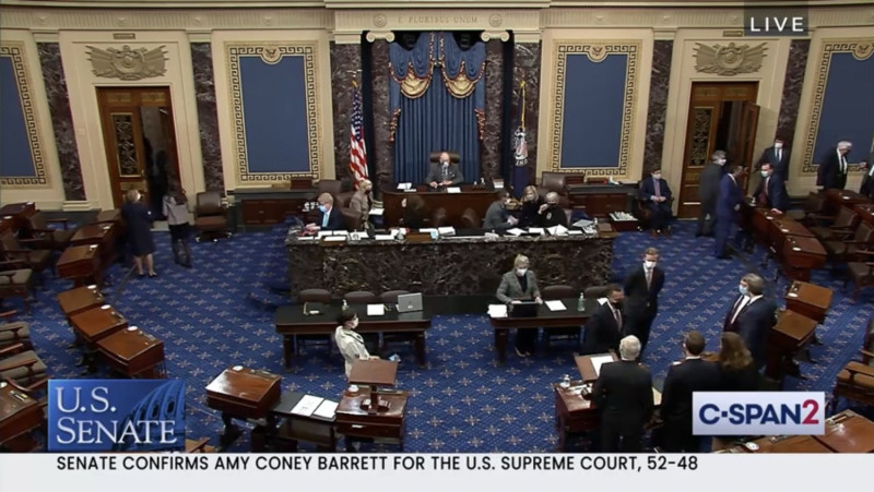 美國參議院在當地時間26日徹夜投票，決定大法官巴雷特人事案，最終以52票對48票通過。   圖：翻攝自Vivian Jones推特