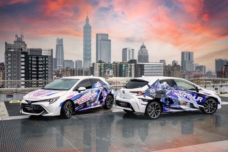 葉娜(左)及莫托斯(右)最新造型搭配TOYOTA COROLLA SPORT「Tone車」亮相，與粉絲同樂 圖：Garena/提供