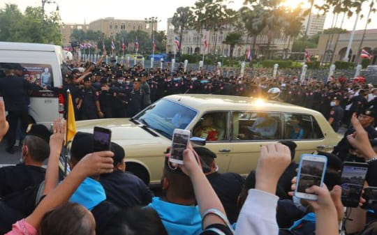10月14日，泰國王后蘇堤達（車內後座）的車隊無預警行經反政府示威現場，可以看到警察把座車團團圍住，民眾無法靠近。   圖：翻攝自Global Voice24臉書