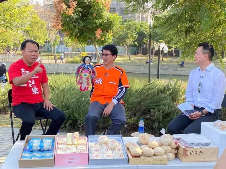謝志忠（左）和謝龍介（中）在豐原葫蘆墩圳旁品糕論餅。   圖：取自謝志忠臉書