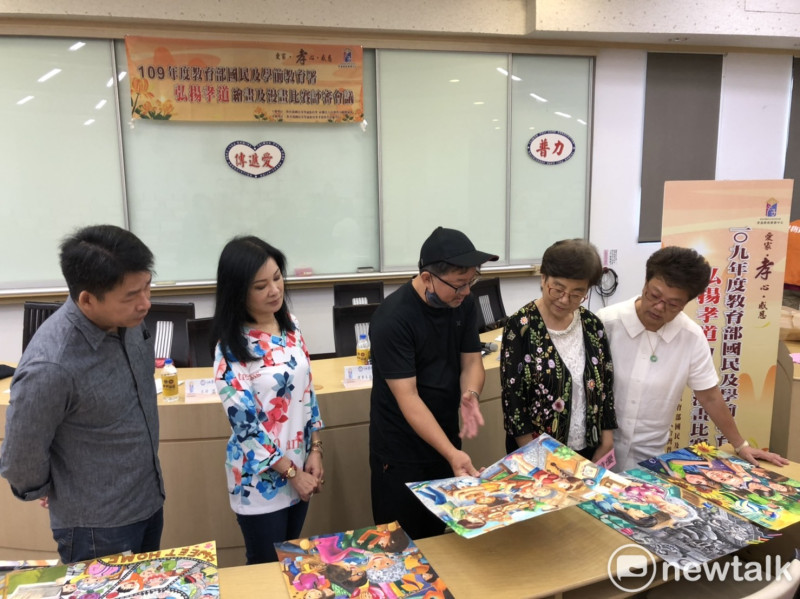 109年「弘揚孝道」繪畫及漫畫比賽反應熱烈共收到來自全國各縣市中小學744件作品，主辦單位特邀各領域專家評選出得獎作品。   圖：黃博郎／攝