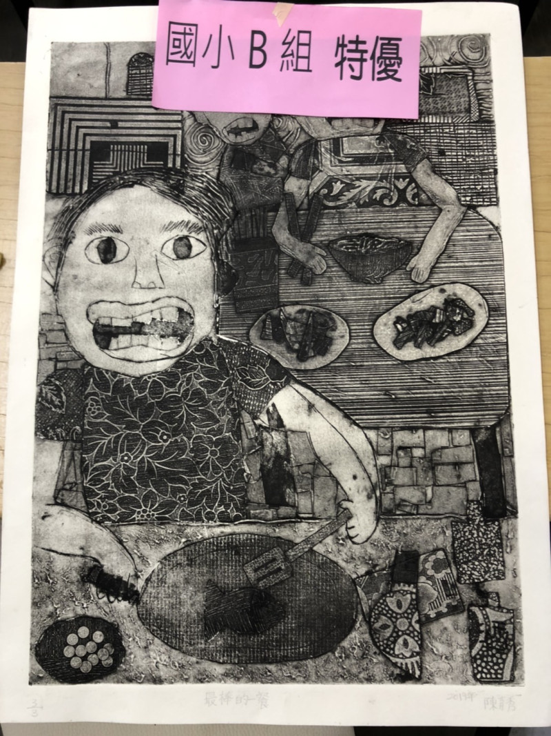 109年「弘揚孝道」繪畫及漫畫比賽得獎作品。 圖:黃博郎/攝