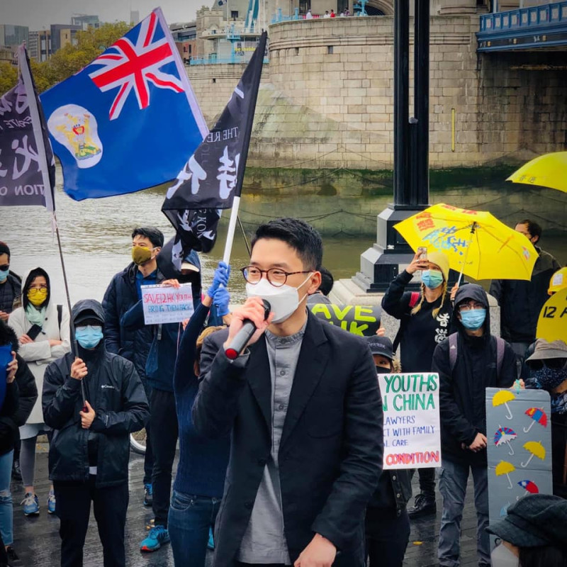 流亡英國的前香港眾志常委羅冠聰，日前出席在倫敦「12港人手足」的聲援集會。   圖/羅冠聰臉書