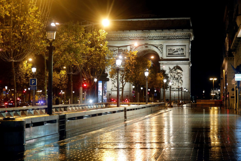 法國包含巴黎在內的16個省分將從19日午夜開始採取至少為期四週的封鎖。   圖：達志影像／美聯社