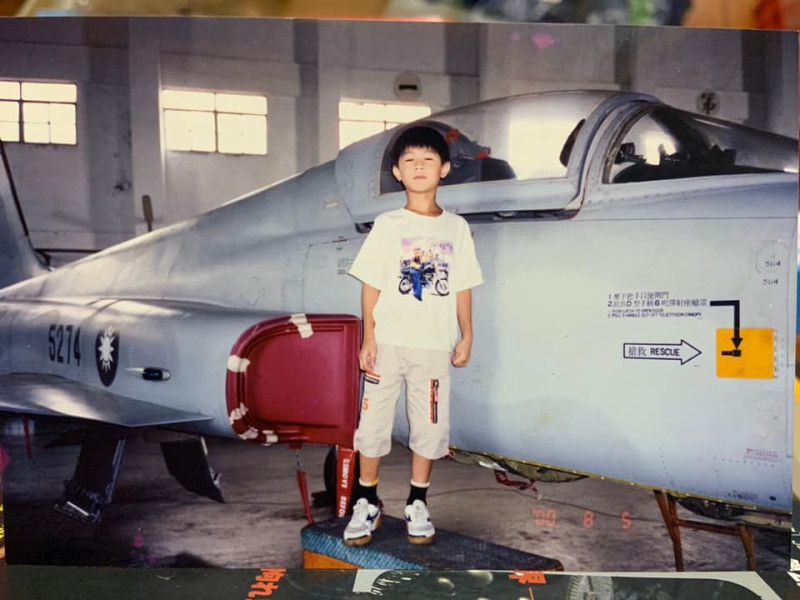 個性開朗的朱冠甍從小就立志要當空軍，卻不幸駕駛F-5E戰機疑因右側發動機失效墜毀於台東近海罹難。   圖：擷取自Mark Chu臉書