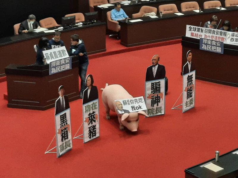 藍委於議場擺著立牌及豬道具抗議。   圖:陳佩君/攝