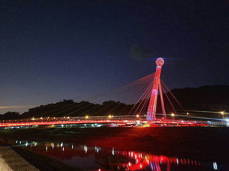 夜間的星光橋，點亮後如同閃閃發光的麥克風。   圖：新北市政府高灘地工程管理處／提供