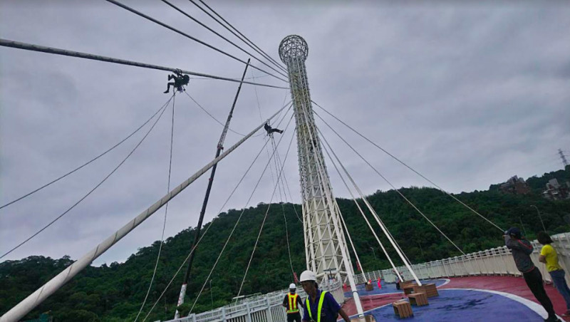 清潔人員攀上75公尺高的星光橋清洗，如同現實版蜘蛛人。   圖：新北市政府高灘地工程管理處／提供
