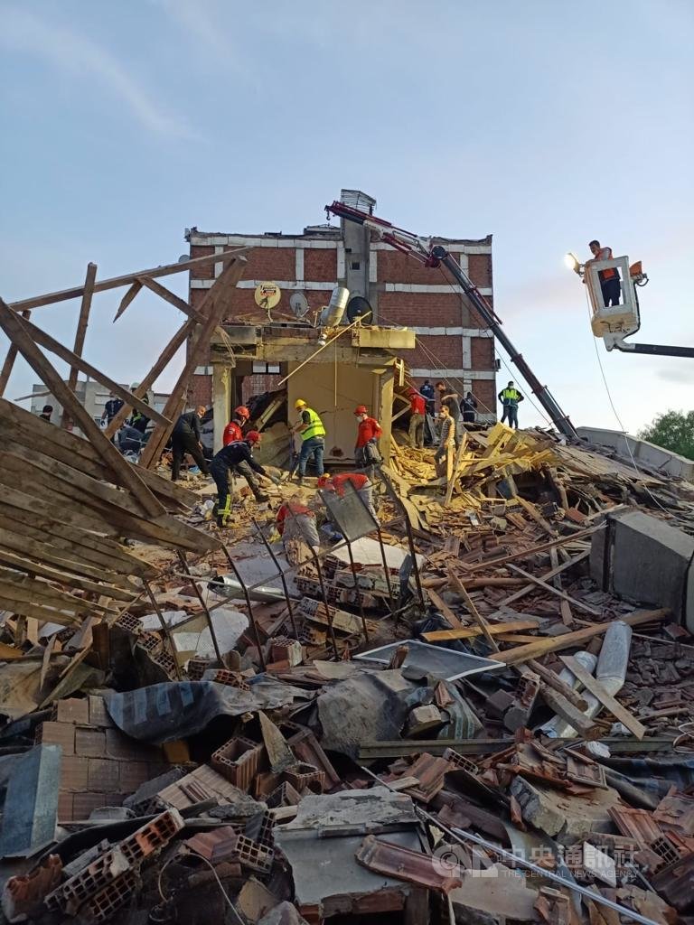 愛琴海地區30日發生規模7.0強震後，伊斯坦堡志工團體「搜救協會」（AKUT）在伊茲米爾省政府協調中心倒塌建物執行任務。（AKUT提供）   