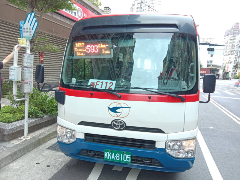 淡水區新巴士F112將自11月1日起轉型為市區公車593。   圖：新北市政府交通局／提供