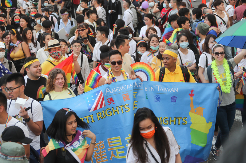 2020第18屆台灣同志遊行31日下午在台北市政府前廣場登場，美國在台協會（AIT）也加入遊行隊伍，以具體行動支持台灣推動多元性別平權。   圖：中央社