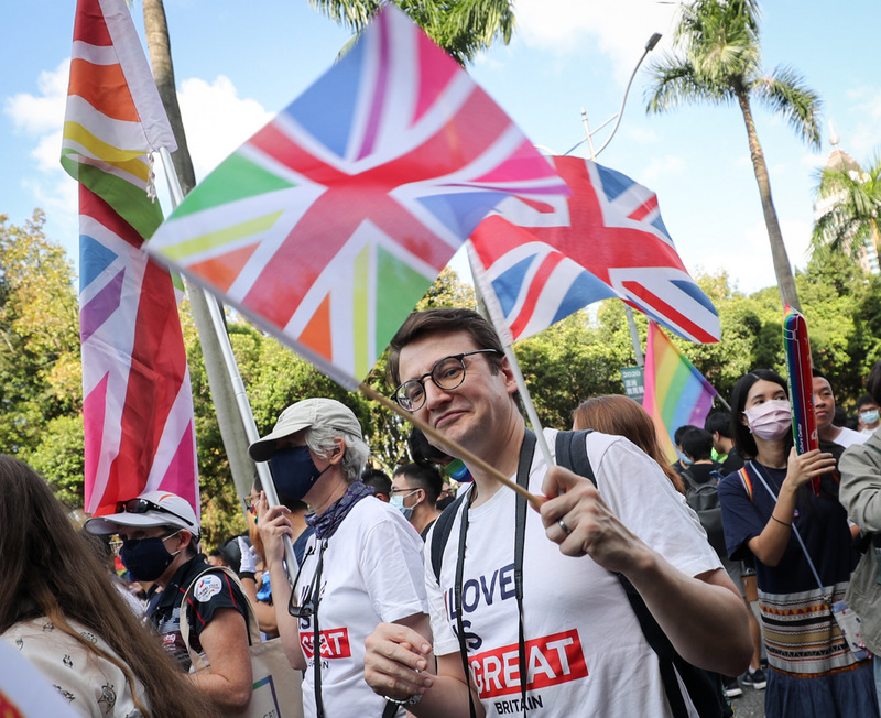 第18屆台灣同志遊行31日下午在台北熱鬧登場，今年活動主題為「成人之美」，部分國家駐台機構也參與，加入遊行隊伍行列，以具體行動肯定台灣推動多元性別平權的成果。   圖：中央社