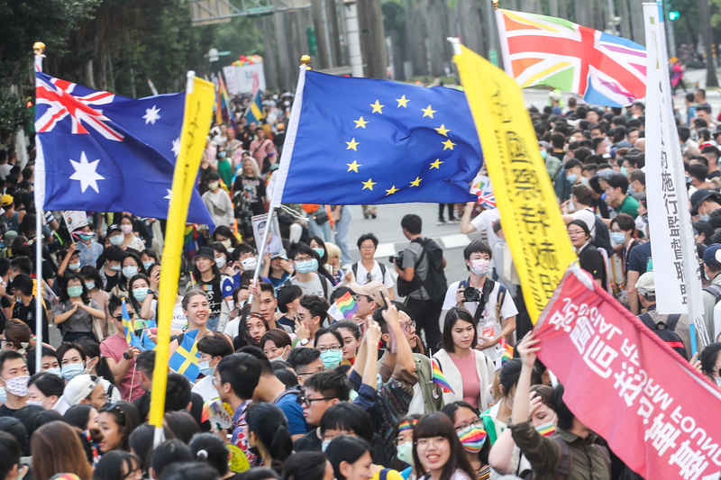 2020第18屆台灣同志遊行31日下午在台北市政府前廣場登場，主題為「成人之美」，部分國家駐台機構也參與響應，揮舞國旗加入遊行行列。   圖：中央社