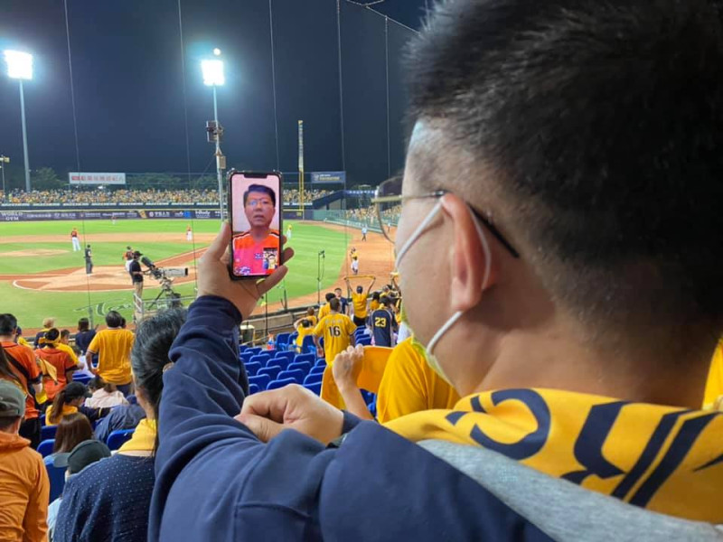 國民黨主席江啟臣與同黨的台南市議員謝龍介對賭，輸的人要穿對方球隊的球衣出席11/11的中常會，晚間看球，謝龍介還打電話來嗆聲。   圖：取自江啟臣臉書