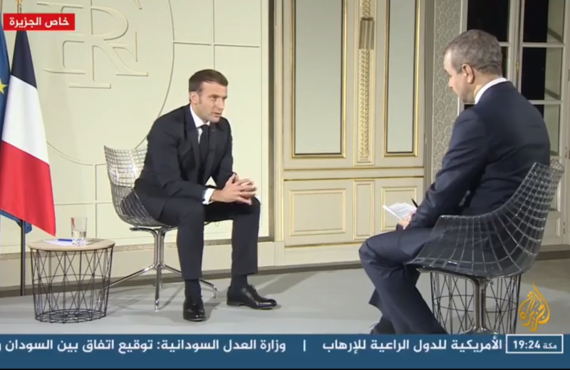 法國總統馬克宏（Emmanuel Macron）接受媒體的專訪畫面。   圖/截取自馬克宏臉書影片（資料照片）