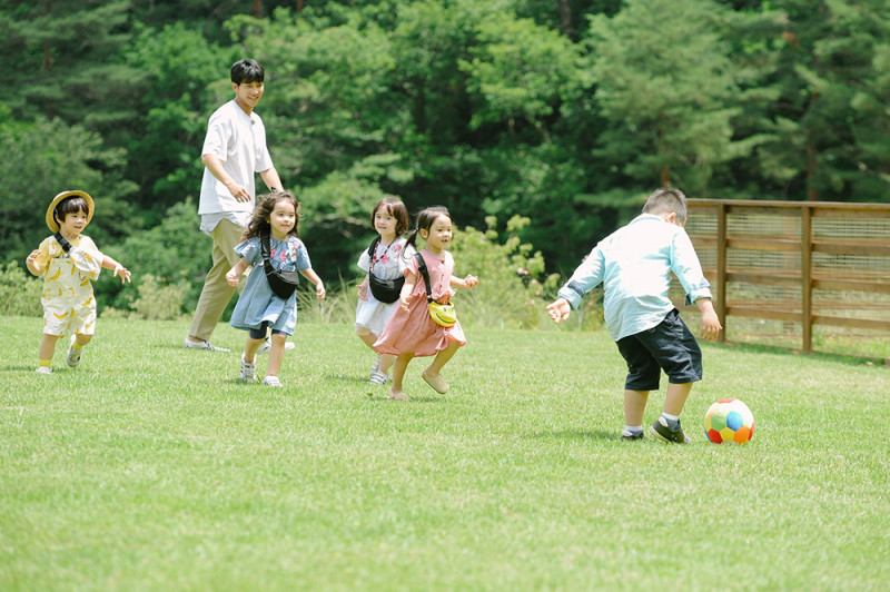 《小森林》李昇基和小孩們在大草皮上玩耍。   圖：中天娛樂台／提供