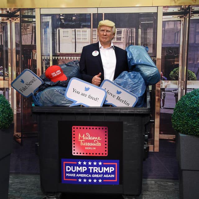 德國柏林杜莎夫人蠟像館30日卻突然將美國總統川普的蠟像丟在垃圾桶內移走，此舉引起外界熱議。   圖：翻攝自臉書