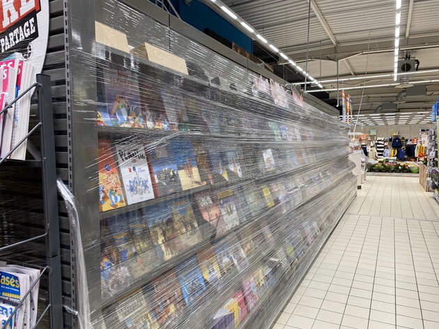 法國二度封城，政府勒令超市中的書店區也須停業。   圖／蔡筱穎攝