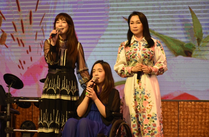 張瓊姿(右)與妹妹張瓊瑤(左)及姪女為公益而唱。   圖：孫家銘/攝