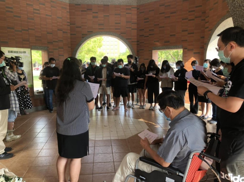 長榮大學日前舉辦追思牆活動，校長李泳龍率領師生一起追思遇害鍾姓女學生，並寫下對她的思念貼於追思牆上。   圖：取自長榮大學官網
