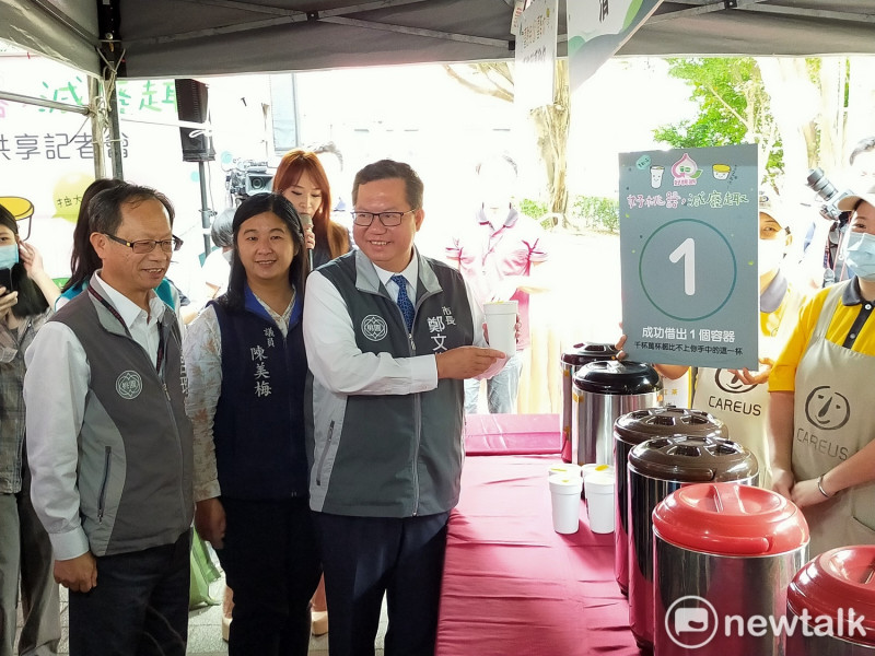 桃園市長鄭文燦親自示範如何借用環保容器及使用「好桃器」自動歸還系統。   圖：林昀真/攝
