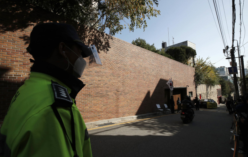 韓國員警站在南韓前總統李明博首爾住處外。   圖：達志影像/美聯社