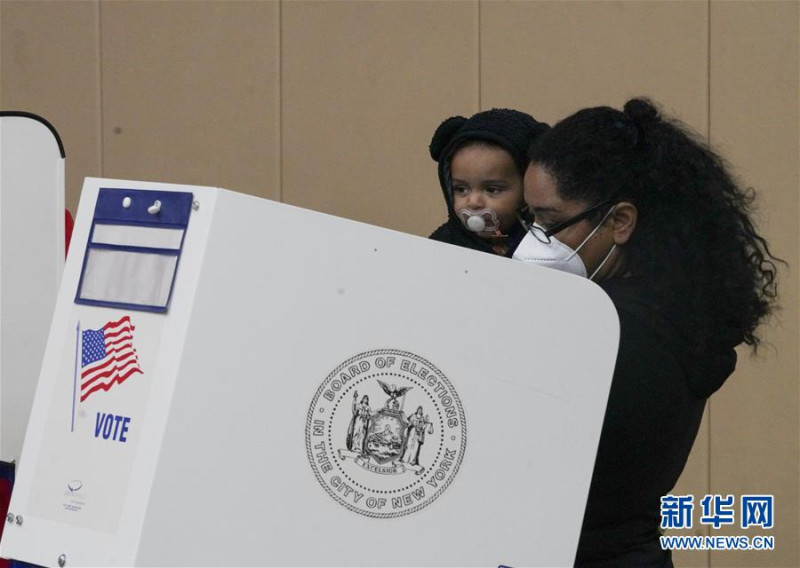 美國總統大選，因應防疫措施，選民進入投票所投票都要戴口罩。   圖：翻攝自新華網