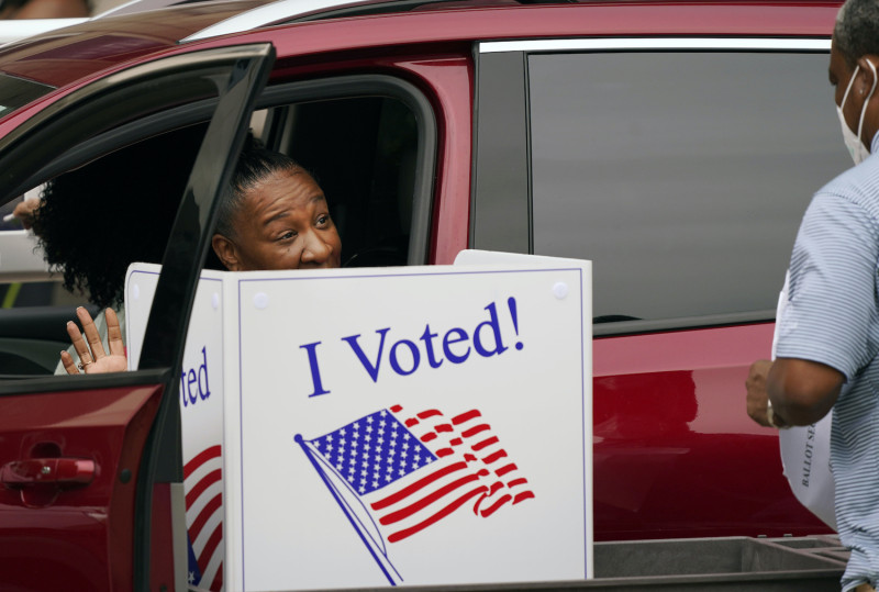全美人口第三多行政區哈里斯郡採「得來速」投票，不需下車即可完成投票。   圖：達志影像/美聯社