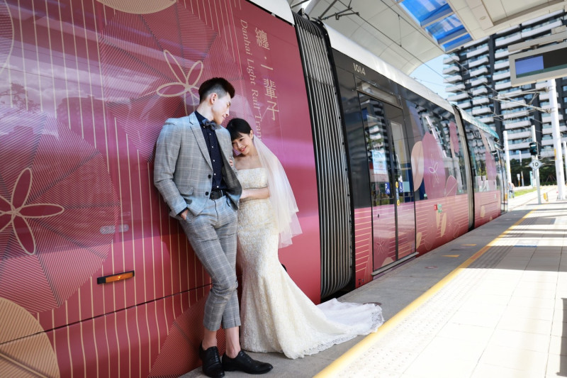 淡海輕軌幸福列車見證新人幸福纏繞一生。   圖：新北捷運公司提供