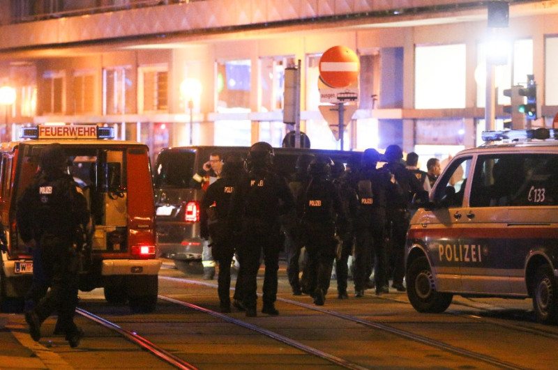 奧地利首都維也納驚傳街頭槍擊，目前已知造成7人死亡，槍手最後引爆身上的炸彈自戕。   圖：美聯社/達志影像