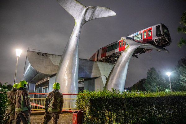 荷蘭一輛列車因不明原因衝出軌道的盡頭，而底下剛好有鯨魚尾巴的雕塑品接住了列車。   圖：翻攝 Sam Sharma推特