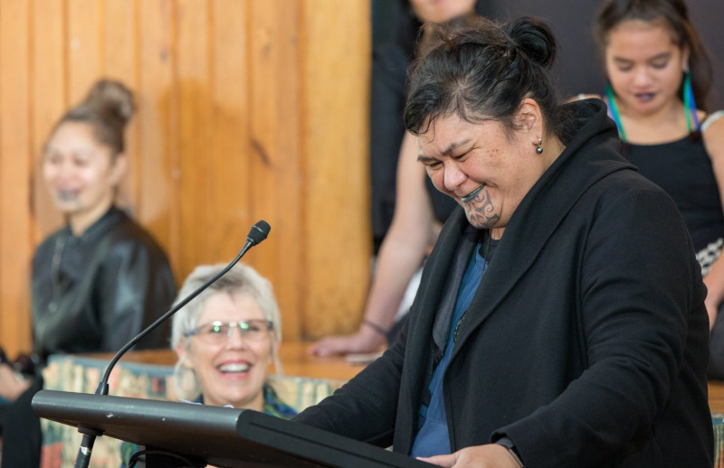 紐西蘭新任外交部長是毛利原住民馬胡塔（前），下巴的刺青代表她的地位與身分，相當顯目。   圖：翻攝自馬胡塔臉書