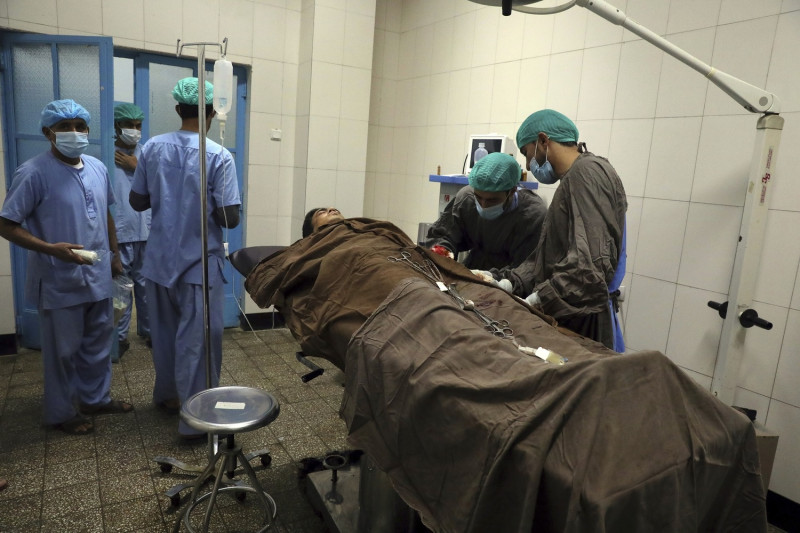 喀布爾大學發生恐怖攻擊後，一名男子在醫院接受治療。   圖：達志影像/美聯社