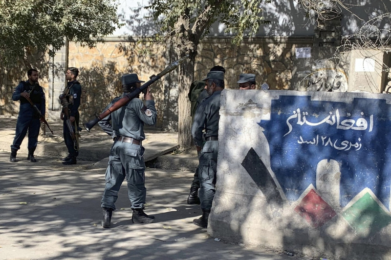 阿富汗警方抵達喀布爾喀布爾大學遭恐攻地點。   圖：達志影像/美聯社