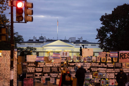 美國白宮前現已貼滿各式各樣的抗議海報。   圖 : 翻攝自新華網